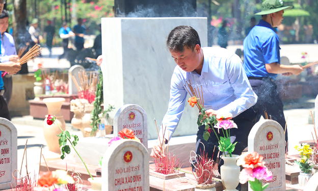 Đoàn công tác ngành Bảo hiểm xã hội dâng hương, tri ân các anh hùng, liệt sĩ Đoàn công tác ngành Bảo hiểm xã hội dâng hương, tri ân các anh hùng, liệt sĩ