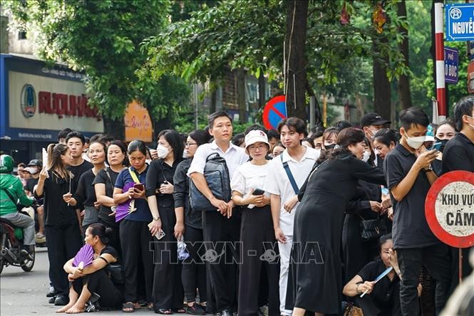 Dòng người xếp hàng vào viếng Tổng Bí thư Nguyễn Phú Trọng tại Nhà tang lễ Quốc gia