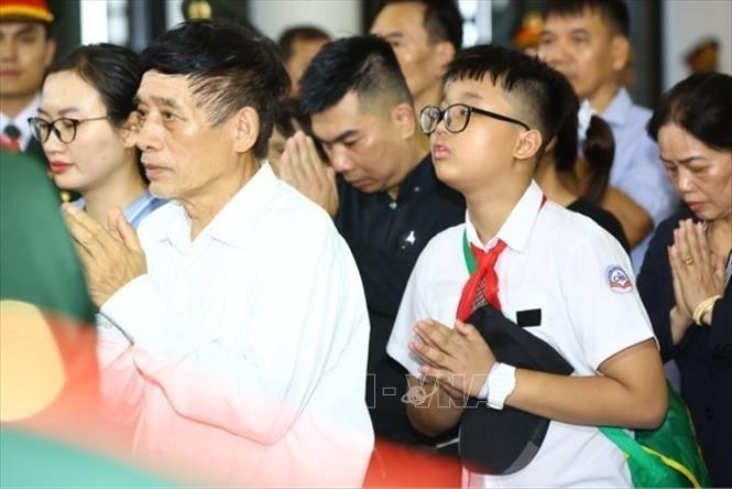 Dòng người xếp hàng vào viếng Tổng Bí thư Nguyễn Phú Trọng tại Nhà tang lễ Quốc gia