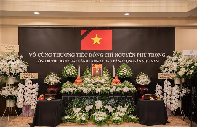 Đại sứ quán và các tổng lãnh sự quán Việt Nam ở nước ngoài đã đồng loạt mở sổ tang và tổ chức trọng thể lễ viếng Tổng Bí thư Nguyễn Phú Trọng