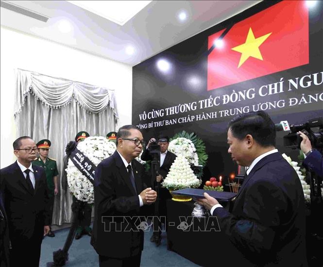Đại sứ quán và các tổng lãnh sự quán Việt Nam ở nước ngoài đã đồng loạt mở sổ tang và tổ chức trọng thể lễ viếng Tổng Bí thư Nguyễn Phú Trọng