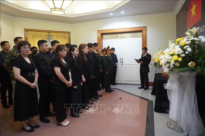 Đại sứ quán và các tổng lãnh sự quán Việt Nam ở nước ngoài đã đồng loạt mở sổ tang và tổ chức trọng thể lễ viếng Tổng Bí thư Nguyễn Phú Trọng