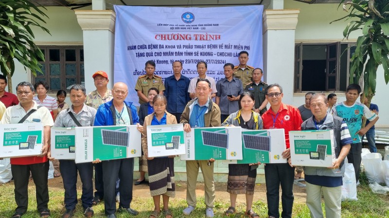 Liên hiệp các tổ chức hữu nghị tỉnh Quảng Nam tài trợ hơn 800 triệu đồng khám chữa bệnh và tặng quà cho nhân dân tỉnh Sekoong, Lào