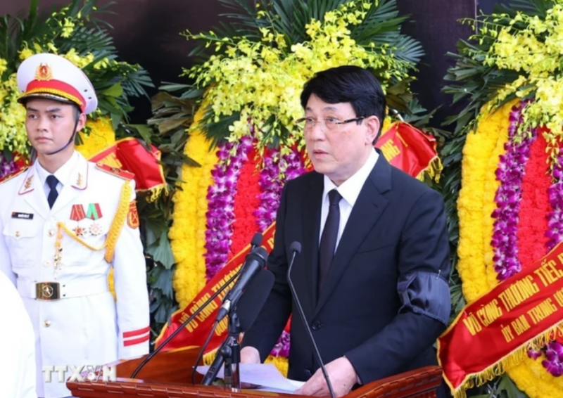 Đồng chí Lương Cường, Ủy viên Bộ Chính trị, Thường trực Ban Bí thư, Trưởng Ban Tổ chức Lễ tang phát biểu. (Ảnh: TTXVN)