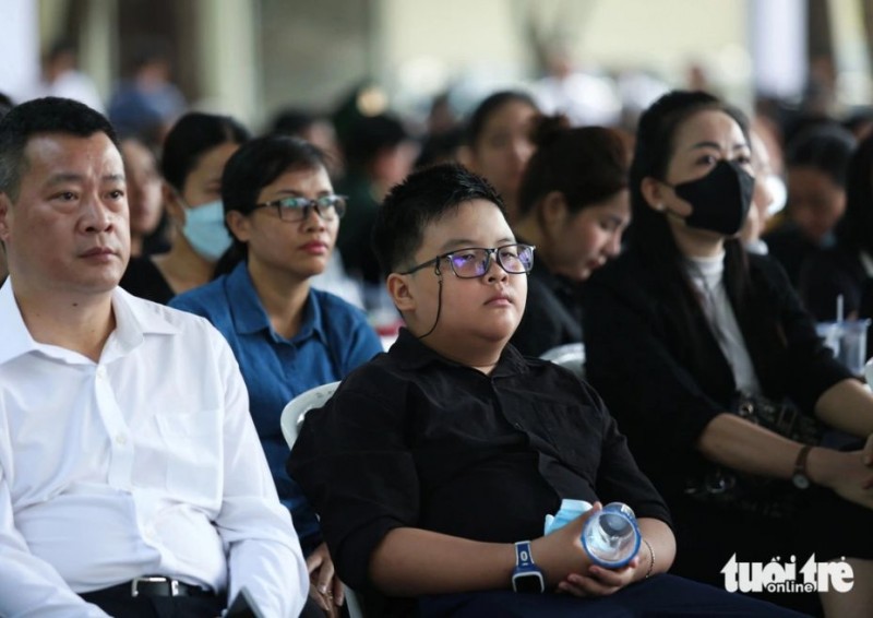 Em Lê Trần Hải Long chờ đến lượt vào viếng Tổng Bí thư. (Ảnh: Phương Quyên/Tuổi trẻ)