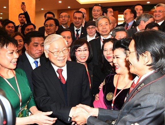  Tổng Bí thư Nguyễn Phú Trọng với các kiều bào về dự chương trình Xuân Quê hương năm 2018. (Ảnh: Báo QĐND)