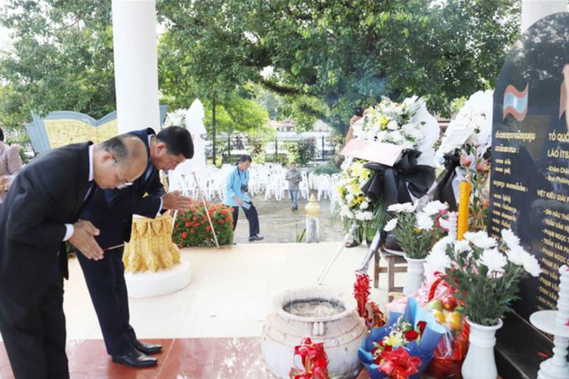 Đại diện Đại sứ quán Việt Nam tại Lào và Lãnh đạo tỉnh Viêng Chăn thắp hương viếng các Anh hùng liệt sĩ. Ảnh: Xuân Tú/PV TTXVN tại Lào