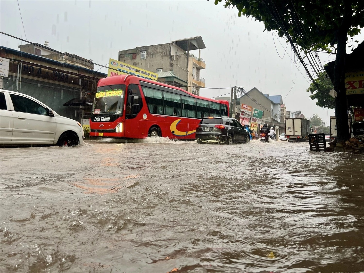 Hà Nội mưa tầm tã từ sáng đến tối 23/7 do ảnh hưởng của hoàn lưu bão số 2. (Ảnh: Dân tộc và Phát triển)
