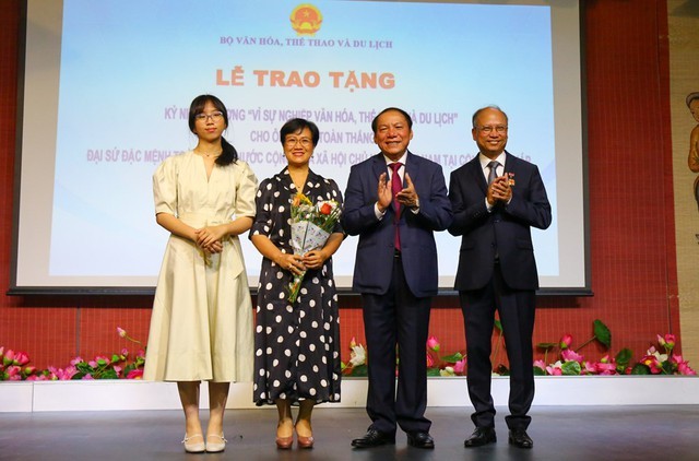 Bộ trưởng chúc mừng Đại sứ và gia đình