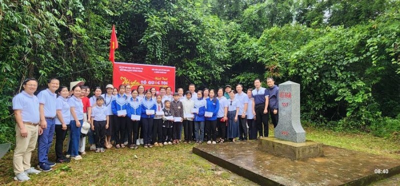 Hành trình "Tôi yêu Tổ quốc tôi" tặng quà cho giáo viên, học sinh vùng cao và học sinh nước bạn Lào