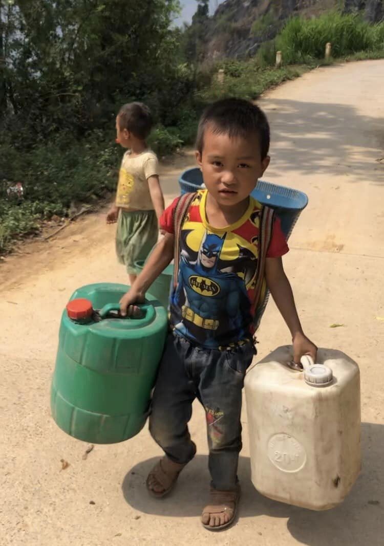 Trước đây, nhiều trẻ nhỏ ở Sà Phìn phải phụ cha mẹ 
