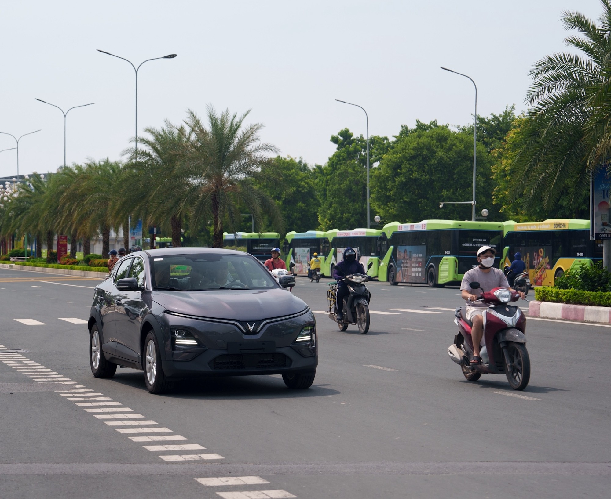 “Ngày hội trải nghiệm VinFast VF 6” là chuỗi sự kiện được tổ chức đồng thời tại 100 điểm trên toàn quốc giúp khách hàng có cơ hội được trực tiếp cầm lái VF 6