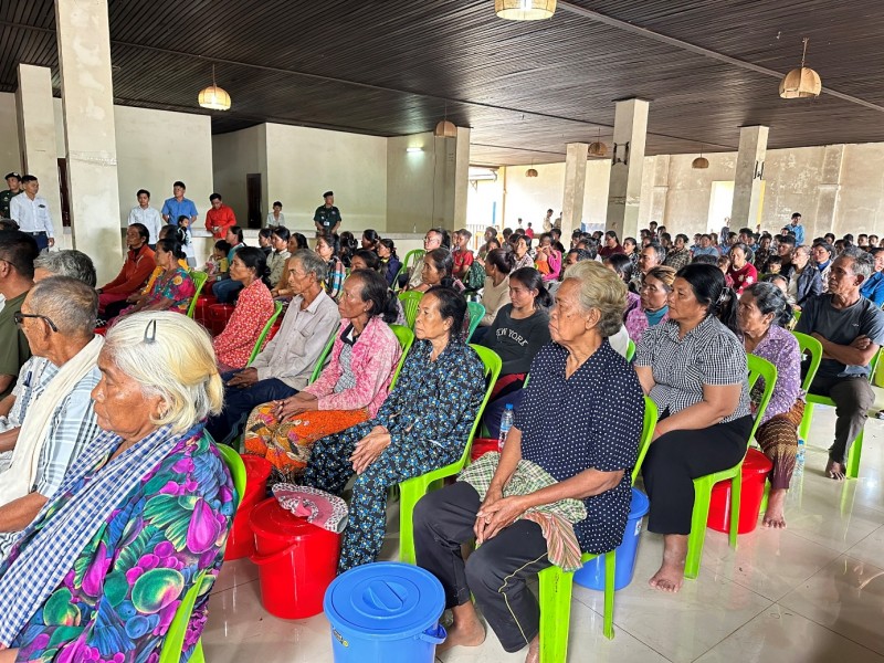 Bình Phước tặng 100 suất quà cho người có hoàn cảnh khó khăn tại tỉnh Stung Treng (Campuchia)