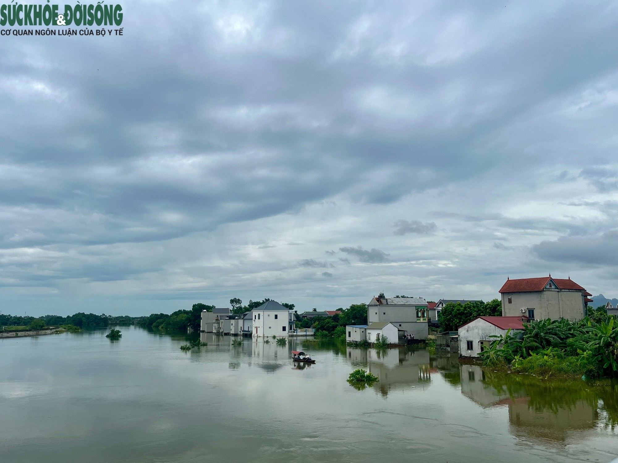 Hơn 1 tuần nay, bà con huyện Chương Mỹ, Hà Nội phải sống chung với nước lũ, nhiều nơi nước ngập trên 2 m, người dân phải dùng thuyền để di chuyển.