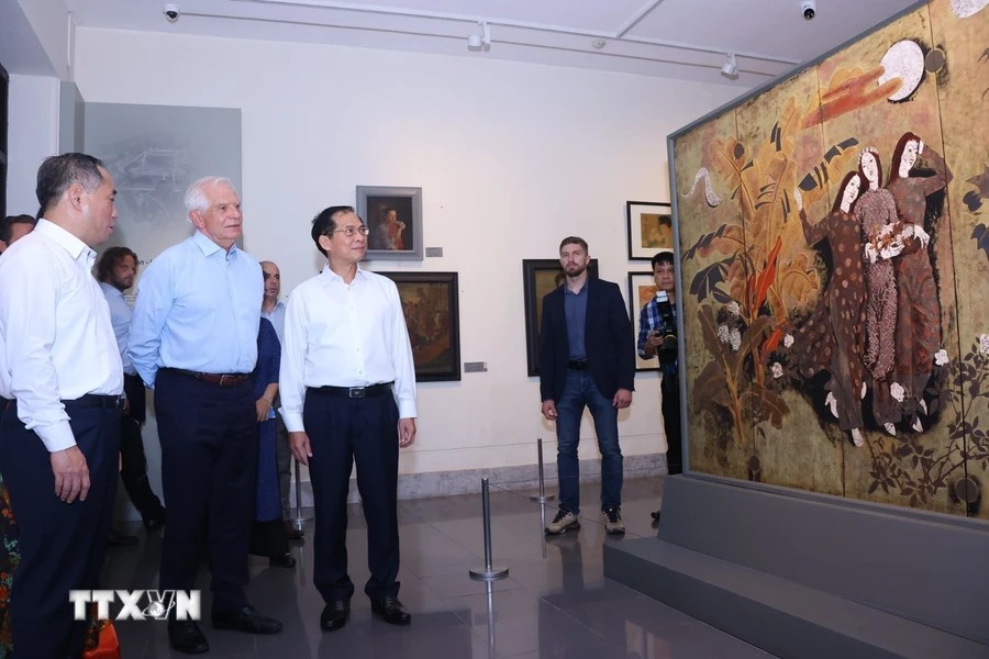 Ông Josep Borrell Fontelles đang thăm chính thức Việt Nam từ ngày 29-31/7 theo lời mời của Bộ trưởng Bộ Ngoại giao Bùi Thanh Sơn. Tham quan Bảo tàng Mỹ thuật Việt Nam (Ba Đình, Hà Nội), hai vị lãnh đạo đã thưởng thức bức tranh Thiếu nữ trong vườn. Đây là một mặt trên bức bình phong gồm 8 tấm ghép lại thành bức tranh khổ lớn, mặt còn lại là bức tranh Phong cảnh (Dọc mùng). Ông Josep Borrell Fontelles đang thăm chính thức Việt Nam từ ngày 29-31/7 theo lời mời của Bộ trưởng Bộ Ngoại giao Bùi Thanh Sơn. Tham quan Bảo tàng Mỹ thuật Việt Nam (Ba Đình, Hà Nội), hai vị lãnh đạo đã thưởng thức bức tranh Thiếu nữ trong vườn. Đây là một mặt trên bức bình phong gồm 8 tấm ghép lại thành bức tranh khổ lớn, mặt còn lại là bức tranh Phong cảnh (Dọc mùng).