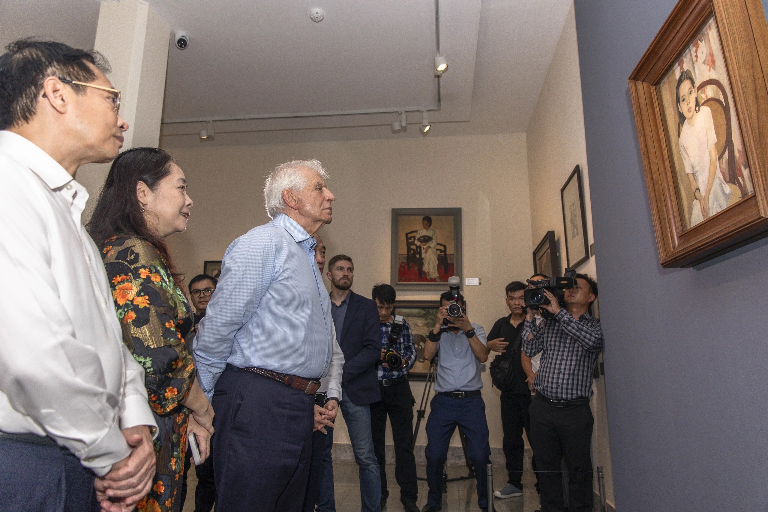 Phó Chủ tịch EC Josep Borrell Fontelles thích thú ngắm nhìn bức tranh Phó Chủ tịch Ủy ban châu Âu thưởng thức cà phê, ngắm tranh nghệ thuật Việt Nam