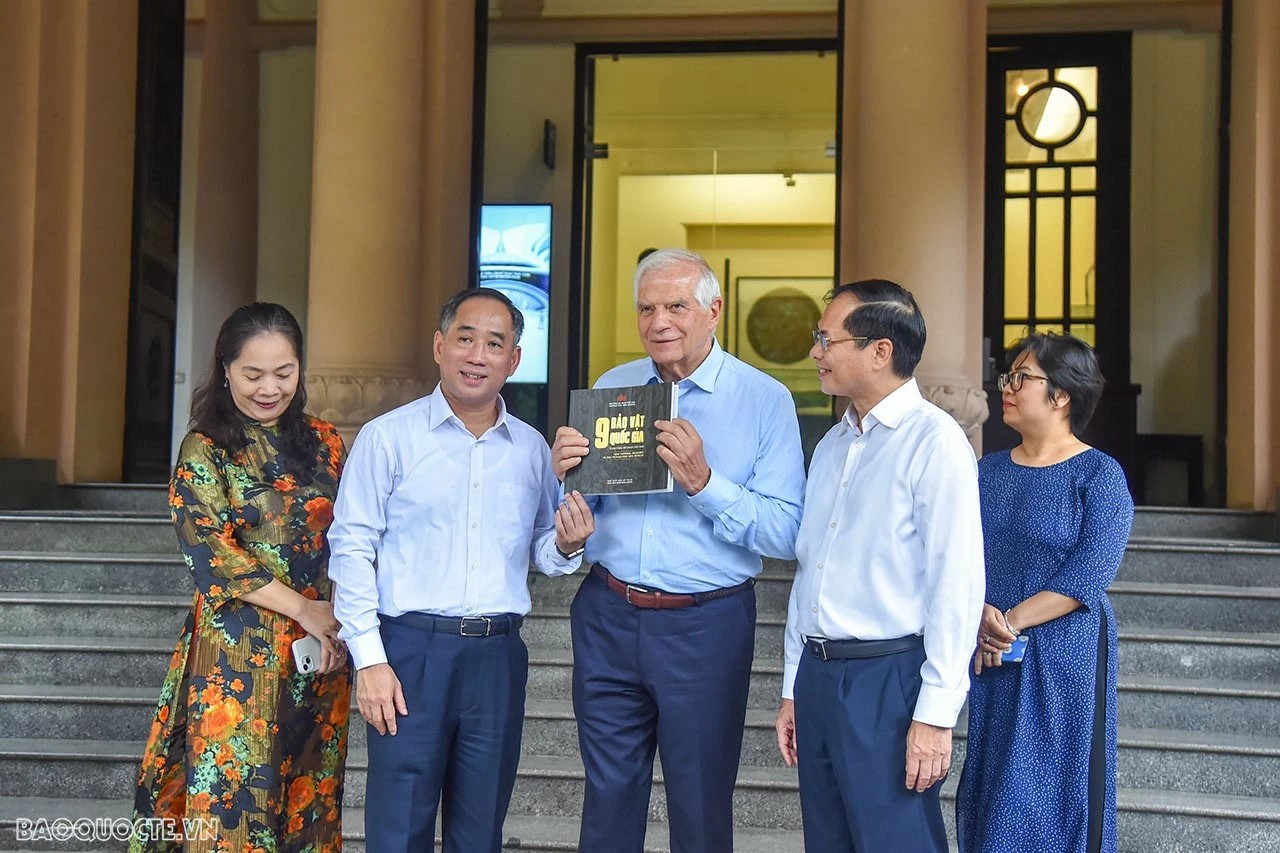Sau khi tham quan, ông Nguyễn Anh Minh, Giám đốc Bảo tàng Mỹ thuật Việt Nam đã trao tặng quyển cataloge giới thiệu về các tác phẩm đang được trưng bày tại Bảo tàng cho Phó Chủ tịch Ủy ban châu Âu Josep Borrell Fontelles. (Ảnh: Tuấn Anh) Sau khi tham quan, ông Nguyễn Anh Minh, Giám đốc Bảo tàng Mỹ thuật Việt Nam đã trao tặng quyển cataloge giới thiệu về các tác phẩm đang được trưng bày tại Bảo tàng cho Phó Chủ tịch Ủy ban châu Âu Josep Borrell Fontelles. (Ảnh: Tuấn Anh)