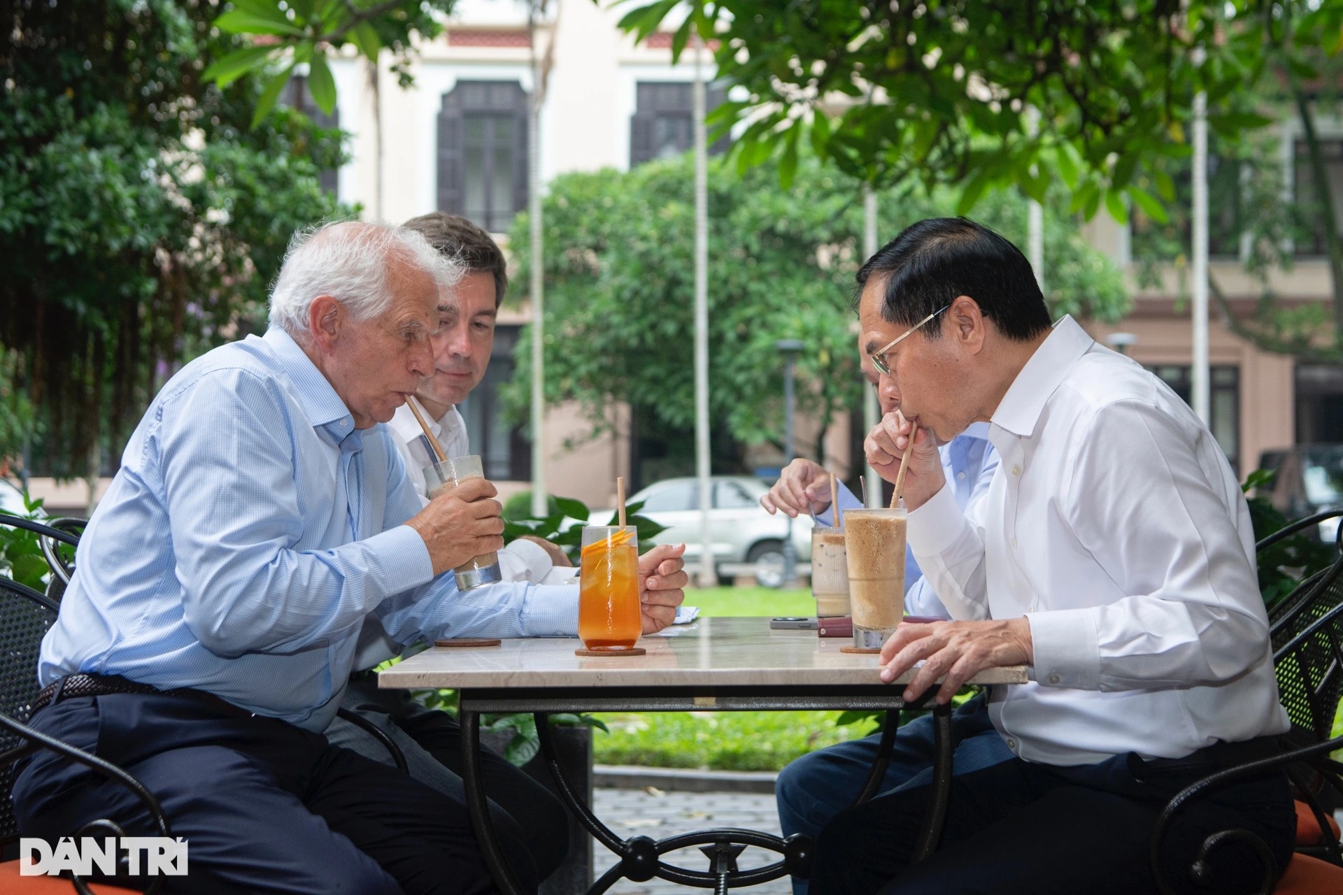 Phó Chủ tịch Ủy ban châu Âu Josep Borrell Fontelles cũng đã gọi thêm một ly nước cam sau khi nghe Bộ trưởng Ngoại giao Bùi Thanh Sơn gợi ý. (Ảnh: Báo Thế giới & Việt Nam)) Phó Chủ tịch Ủy ban châu Âu Josep Borrell Fontelles cũng đã gọi thêm một ly nước cam sau khi nghe Bộ trưởng Ngoại giao Bùi Thanh Sơn gợi ý. (Ảnh: Báo Thế giới & Việt Nam))