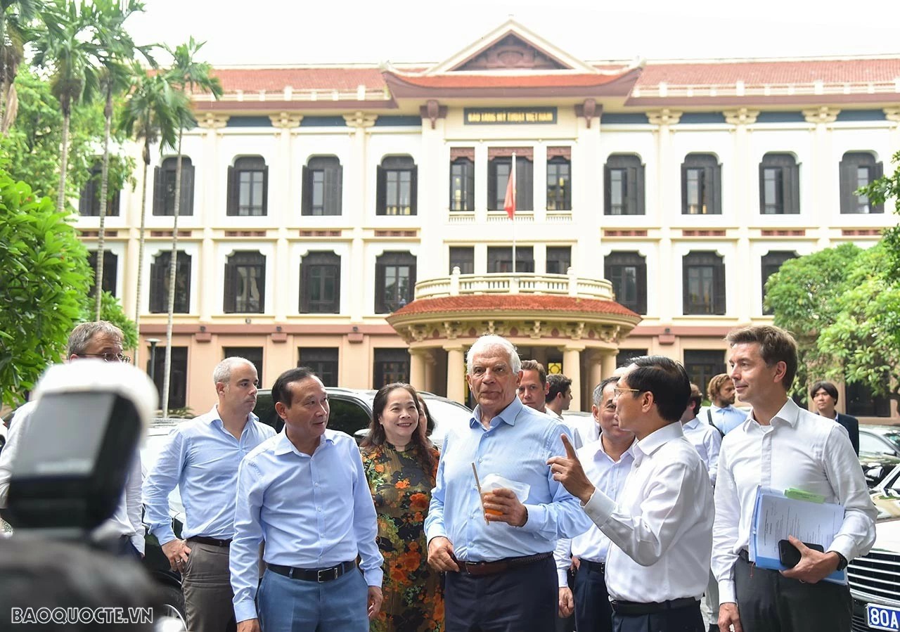 Trước khi rời Bảo tàng Mỹ thuật Việt Nam để tiếp tục các hoạt động tại Hà Nội, Phó Chủ tịch Ủy ban châu Âu Josep Borrell Fontelles vẫn không quên cầm theo ly nước cam và chân thành cảm ơn sự đón tiếp nồng hậu, trọng thị của Bộ trưởng Ngoại giao Bùi Thanh Sơn, các cán bộ nhân viên Bảo tàng. (Ảnh: Báo Thế giới & Việt Nam) Trước khi rời Bảo tàng Mỹ thuật Việt Nam để tiếp tục các hoạt động tại Hà Nội, Phó Chủ tịch Ủy ban châu Âu Josep Borrell Fontelles vẫn không quên cầm theo ly nước cam và chân thành cảm ơn sự đón tiếp nồng hậu, trọng thị của Bộ trưởng Ngoại giao Bùi Thanh Sơn, các cán bộ nhân viên Bảo tàng. (Ảnh: Báo Thế giới & Việt Nam)