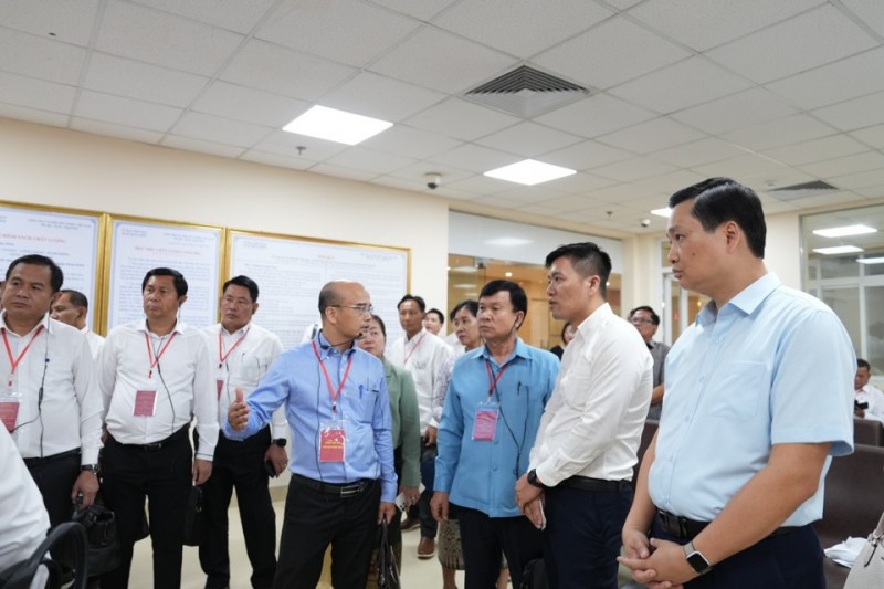 Đoàn cán bộ Vientiane (Lào) thực tế tại bộ phận Chia sẻ kinh nghiệm về công tác chính quyền với đoàn cán bộ Lào