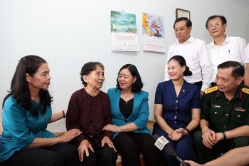 Bí thư Thành ủy thăm, tặng quà người có công tại Hà Nội