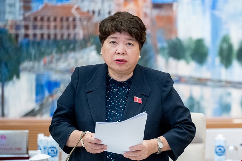 Chủ nhiệm Ủy ban Xã hội Nguyễn Thúy Anh trình bày báo cáo tại phiên họp chuyên đề pháp luật của Ủy ban Thường vụ Quốc hội cho ý kiến về việc giải trình, tiếp thu, chỉnh lý dự thảo Luật sửa đổi, bổ sung một số điều của Luật Dược sáng 12/8. (Ảnh: Quochoi.vn)