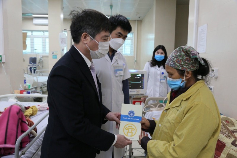 Đại diện BHXH Hà Nội trao s Đại diện BHXH Hà Nội trao s