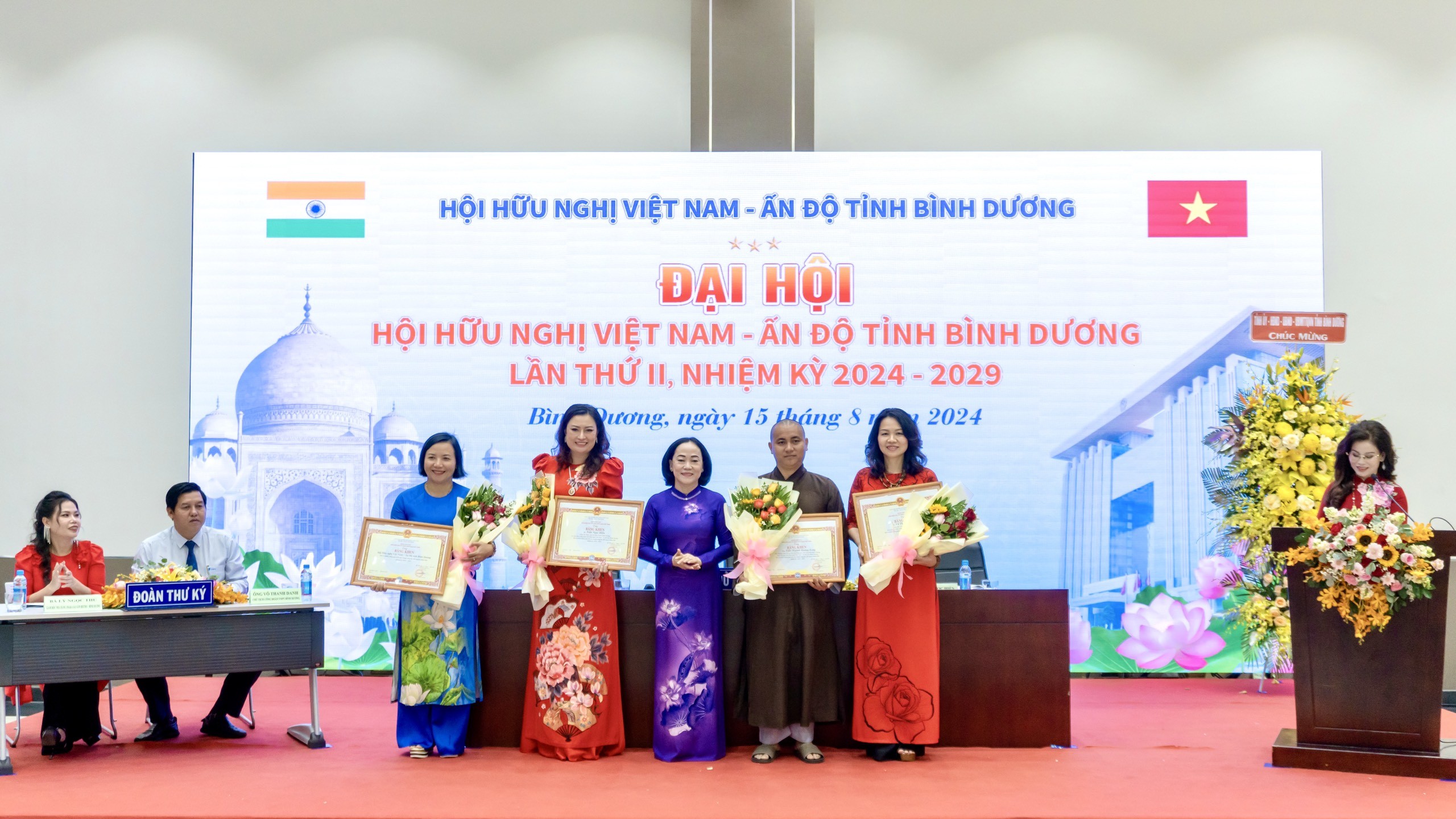 Tập thể Hội Hữu nghị Việt Nam - Ấn Độ tỉnh Bình Dương và 3 cá nhân được nhận giấy khen của Liên hiệp Các tổ chức hữu nghị Việt Nam