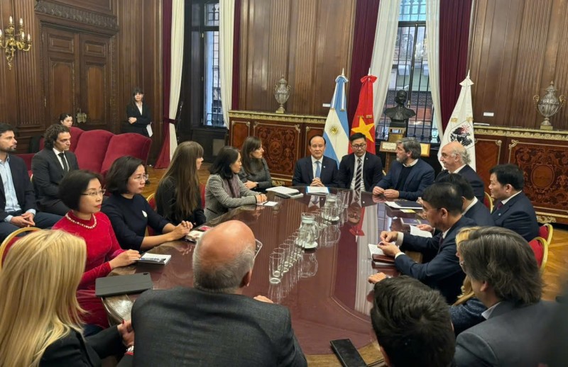 Đoàn làm việc với Hội đồng, chính quyền thành phố Buenos Aires (Ảnh: T.L). Đoàn làm việc với Hội đồng, chính quyền thành phố Buenos Aires (Ảnh: T.L).