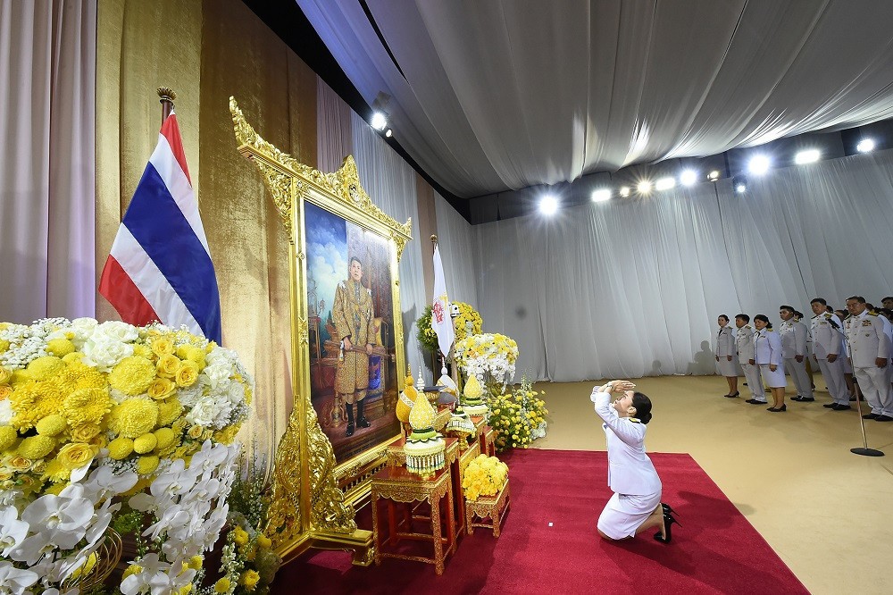Tân Thủ tướng Thái Lan Paetongtarn Shinawatra quỳ trước chân dung Quốc vương Vajiralongkorn trong lễ nhậm chức ngày 18/8 để bày tỏ lòng tôn kính. (Ảnh: Khaosod English)