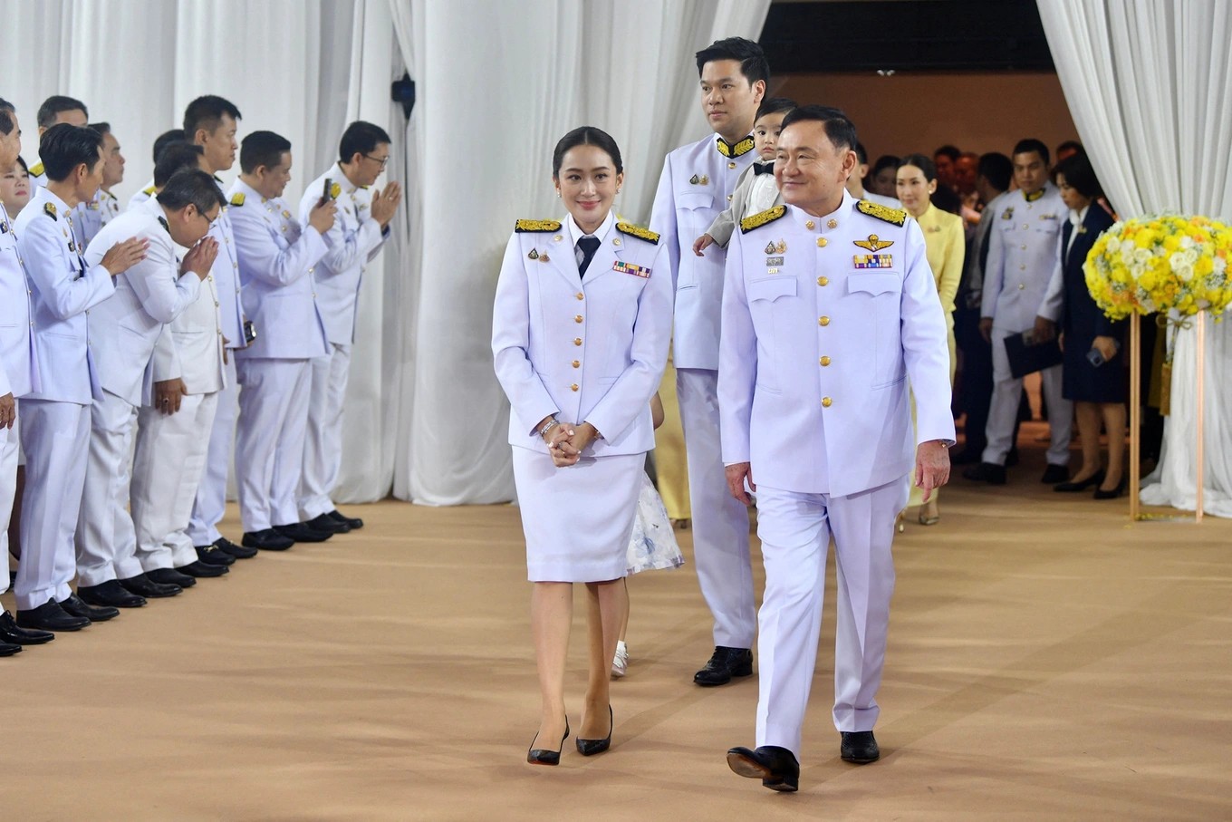 Tân thủ tướng Thái Lan và các thành viên gia đình (Ảnh: Reuters).