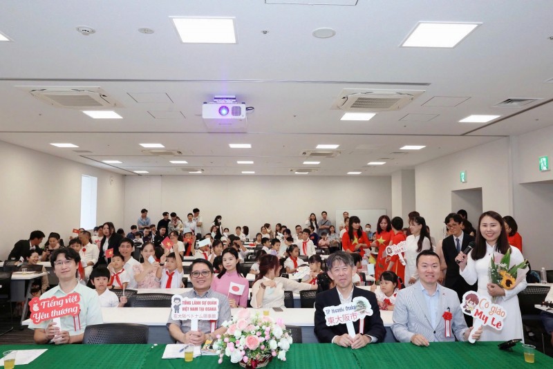 1.	Lễ Khai giảng tại khu vực Kansai, Osaka, Nhật Bản thu hút hơn 100 em học sinh theo học