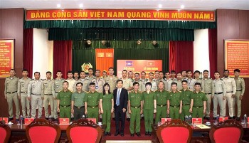 Cảnh sát cơ động Việt Nam huấn luyện sử dụng chó nghiệp vụ cho Cảnh sát Campuchia