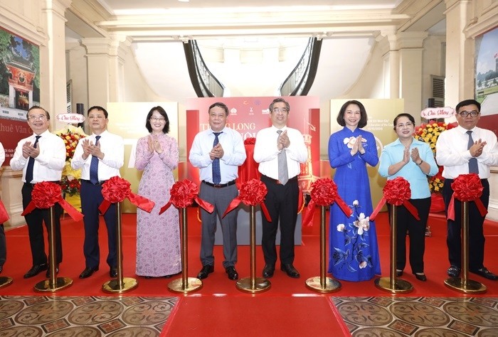 Đại biểu lãnh đạo thành phố Hà Nội và Thành phố Hồ Chí Minh thực hiện nghi thức cắt băng khai mạc trưng bày (Ảnh: T.L).