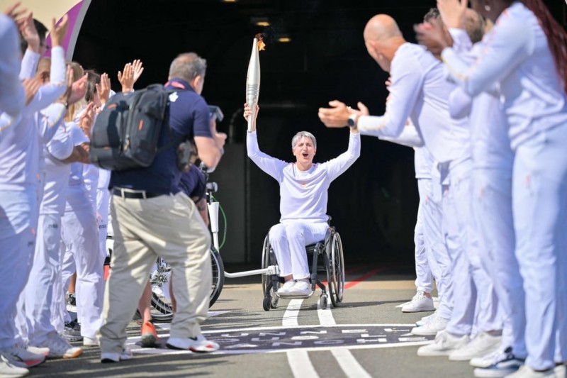 Nam tài tử Thành Long là người rước đuốc khai mạc Paralympic 2024