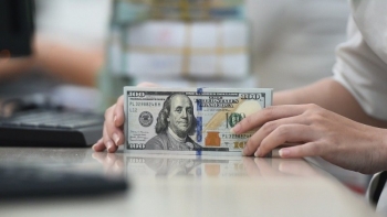 ap luc ty gia giam dan