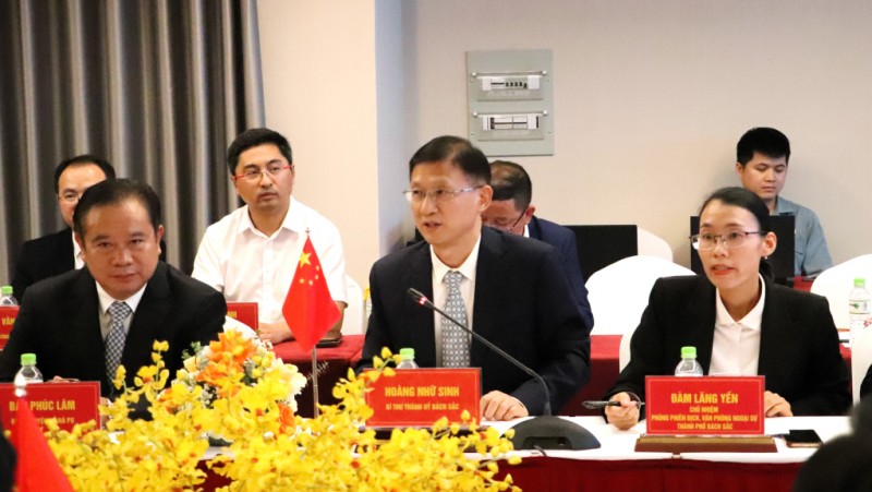 Bí thư Thành ủy thành phố Bách Sắc, Quảng Tây (Trung Quốc) Hoàng Nhữ Sinh phát biểu tại buổi tiếp.