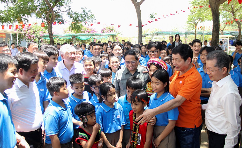 Thủ tướng trò chuyện, chia sẻ cùng các học sinh và giáo viên Trường Hy Vọng. (Ảnh: danang.gov.vn)