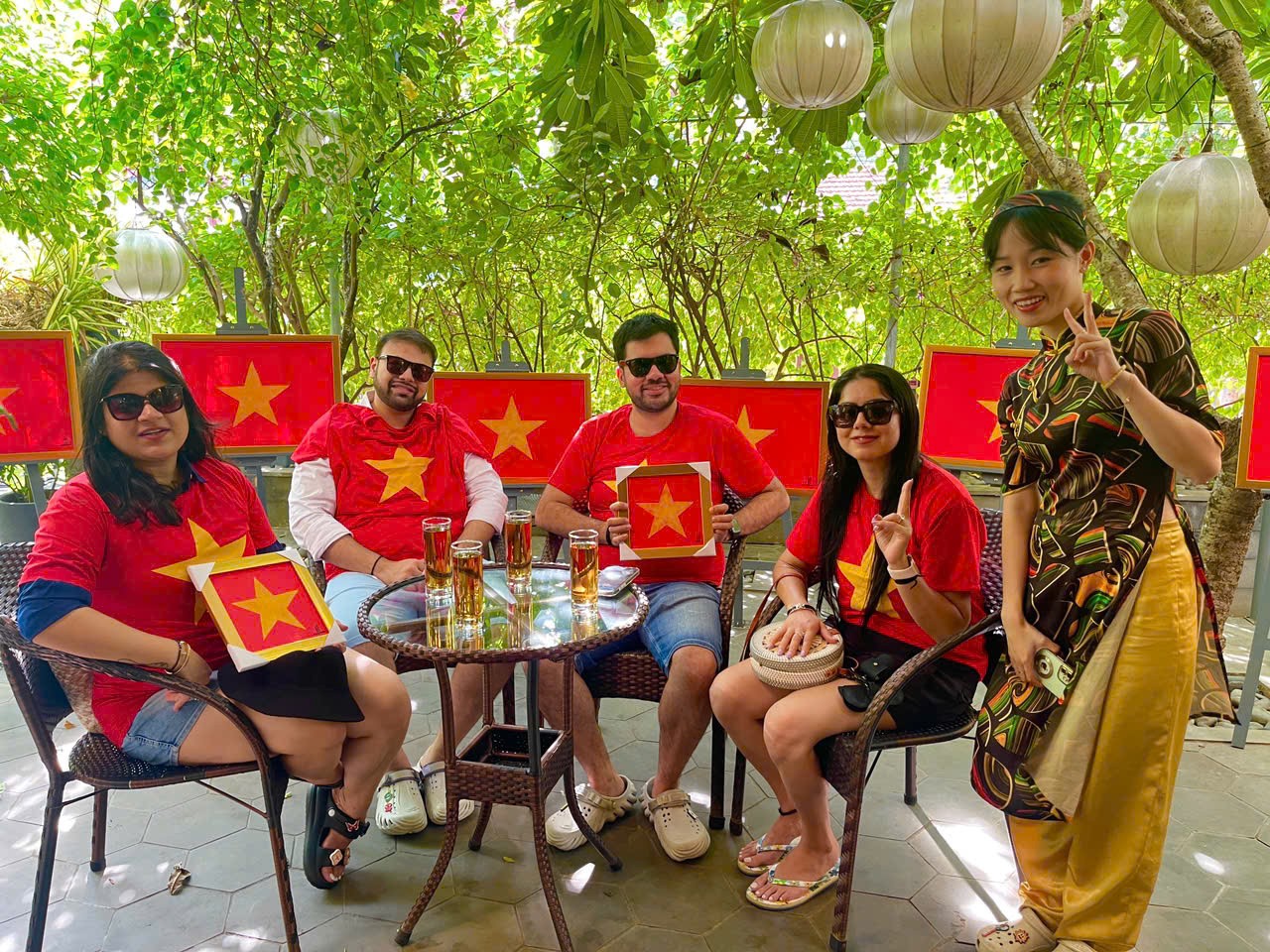 [Ảnh] Quốc kỳ Việt Nam rực rỡ trong ảnh check-in của du khách quốc tế ngày 2/9