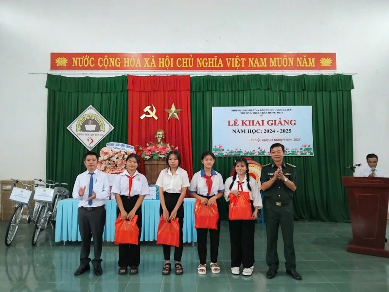 Đắk Lắk: Học sinh khó khăn ở xã biên giới được nhận hỗ trợ của bộ đội biên phòng Đắk Lắk: Học sinh khó khăn ở xã biên giới được nhận hỗ trợ của bộ đội biên phòng