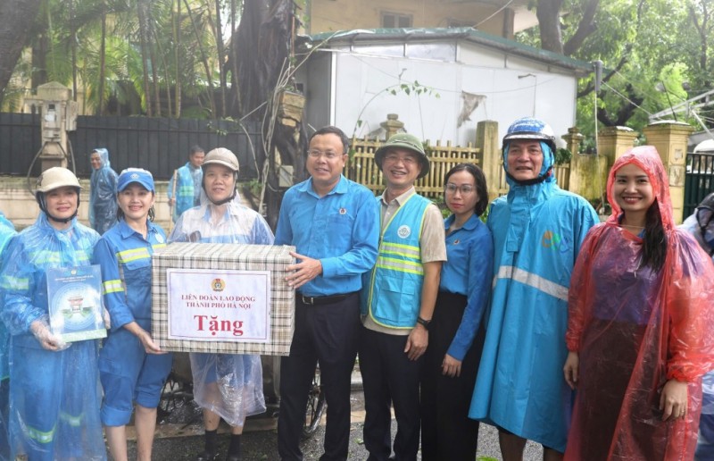 Chủ tịch LĐLĐ TP Hà Nội Phạm Quang Thanh trao quà cho các công nhân làm nhiệm vụ khắc phục hậu quả bão số 3 (Ảnh: T.L). Chủ tịch LĐLĐ TP Hà Nội Phạm Quang Thanh trao quà cho các công nhân làm nhiệm vụ khắc phục hậu quả bão số 3 (Ảnh: T.L).