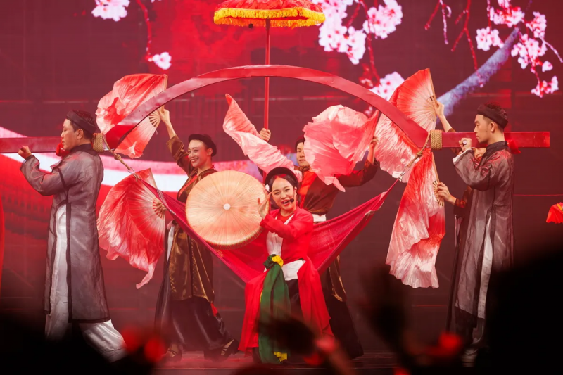 NSND Thu Huyền góp mặt trong show diễn cùng các anh tài.