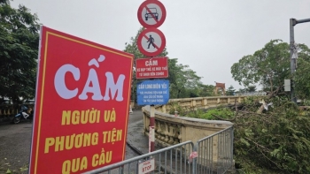 cam nguoi va phuong tien qua cau long bien