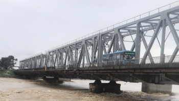 de nghi han che cac phuong tien luu thong qua cau duong