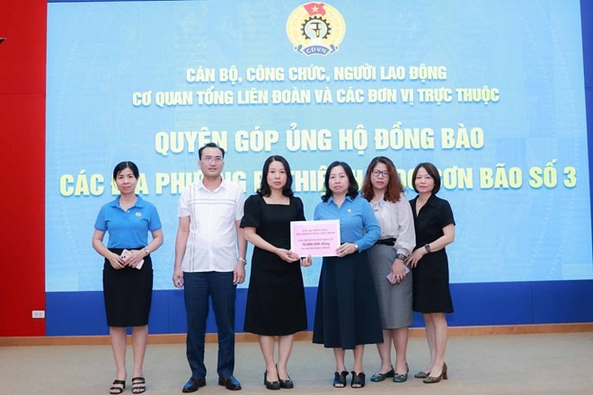 Phó Chủ tịch Thường trực Tổng LĐLĐVN Thái Thu Xương (thứ 3, từ phải sang) nhận quyên góp ủng hộ đồng bào bị thiệt hại do bão số 3 từ các đơn vị (Ảnh: H.N). Phó Chủ tịch Thường trực Tổng LĐLĐVN Thái Thu Xương (thứ 3, từ phải sang) nhận quyên góp ủng hộ đồng bào bị thiệt hại do bão số 3 từ các đơn vị (Ảnh: H.N).