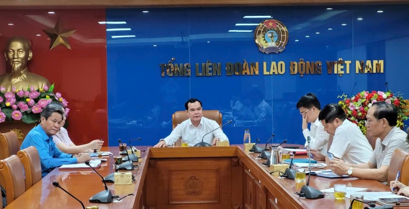 Ông Nguyễn Đình Khang - Ủy viên Trung ương Đảng, Chủ tịch Tổng LĐLĐVN - chủ trì cuộc họp (Ảnh: K.T).