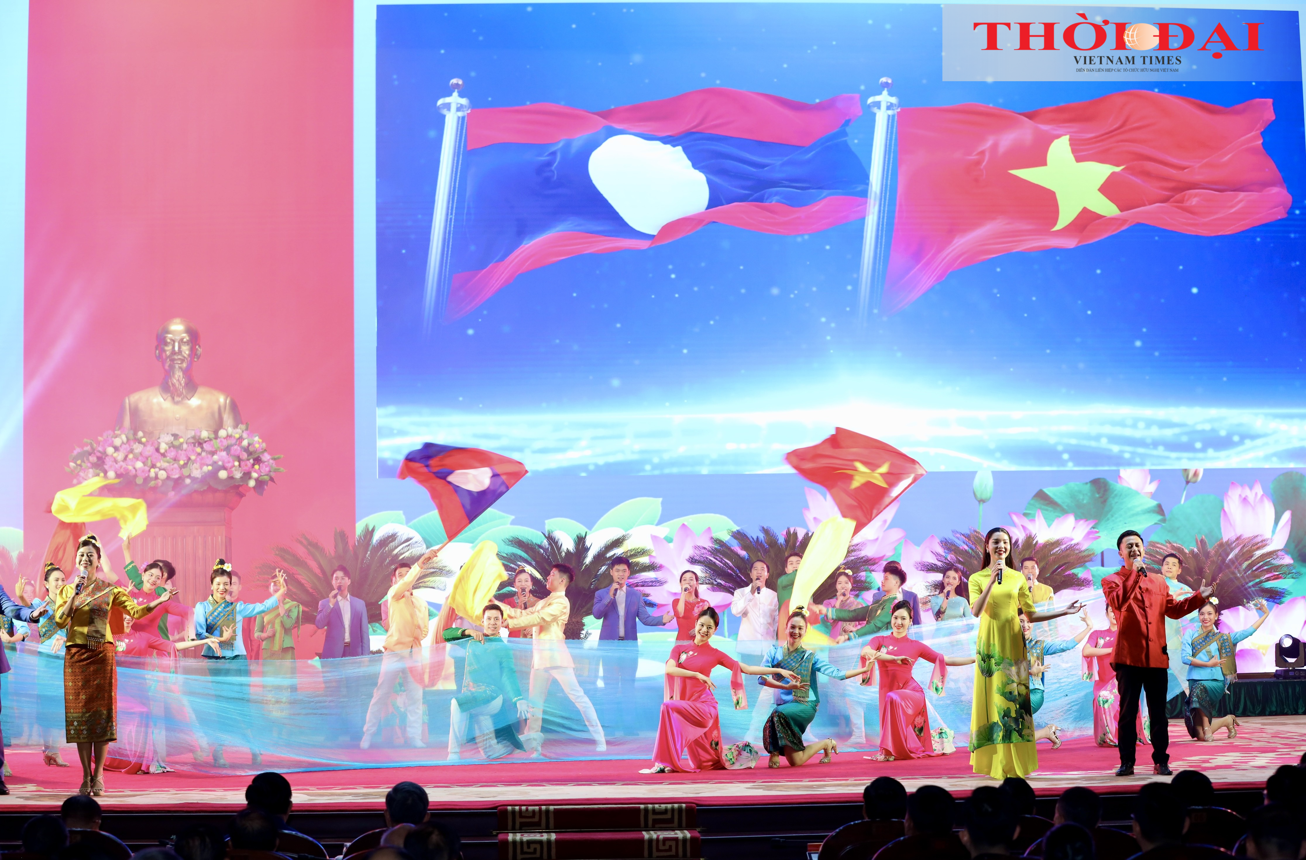 Một tiết mục văn nghệ tại cuộc gặp gỡ. (Ảnh: Đinh Hòa) Một tiết mục văn nghệ tại cuộc gặp gỡ. (Ảnh: Đinh Hòa)