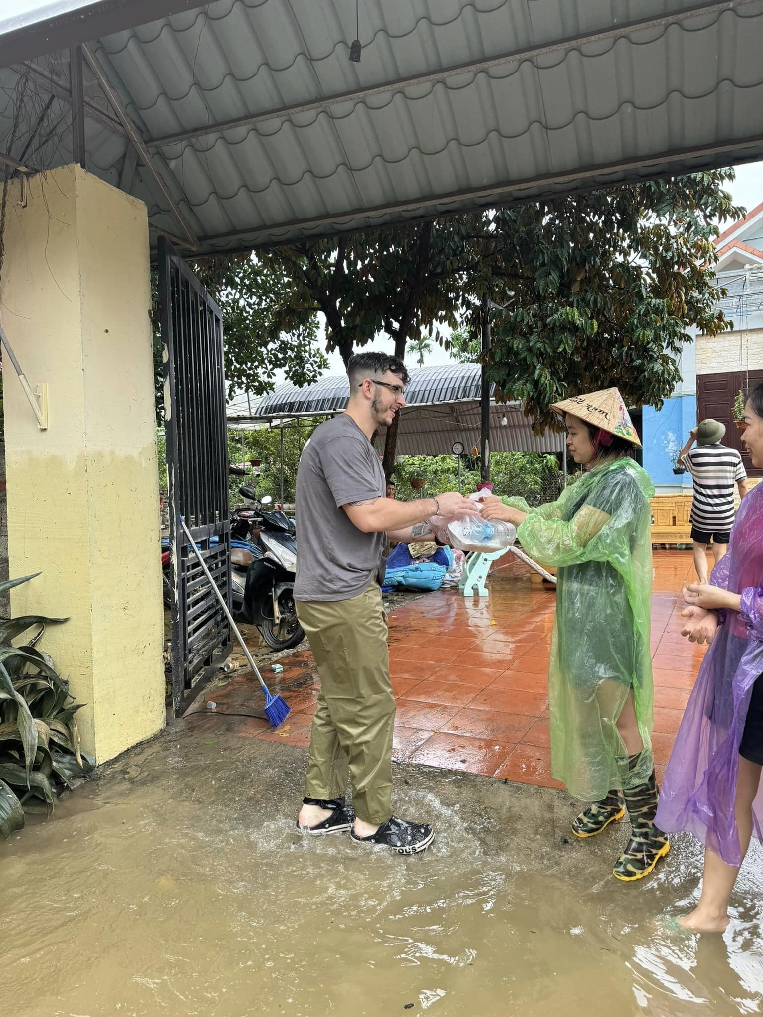 Ngày 11/9, Nathan Ross Keers (33 tuổi, người Anh) cùng vợ là chị Ngô Băng Khanh có mặt tại Thái Nguyên, một trong những nơi ngập lụt nặng, để phân phát lương thực, nhu yếu phẩm cho bà con cùng với các đoàn thể và tình nguyện viên khác cũng như lực lượng tại địa phương. (Ảnh: FBNV) Ngày 11/9, Nathan Ross Keers (33 tuổi, người Anh) cùng vợ là chị Ngô Băng Khanh có mặt tại Thái Nguyên, một trong những nơi ngập lụt nặng, để phân phát lương thực, nhu yếu phẩm cho bà con cùng với các đoàn thể và tình nguyện viên khác cũng như lực lượng tại địa phương. (Ảnh: FBNV)