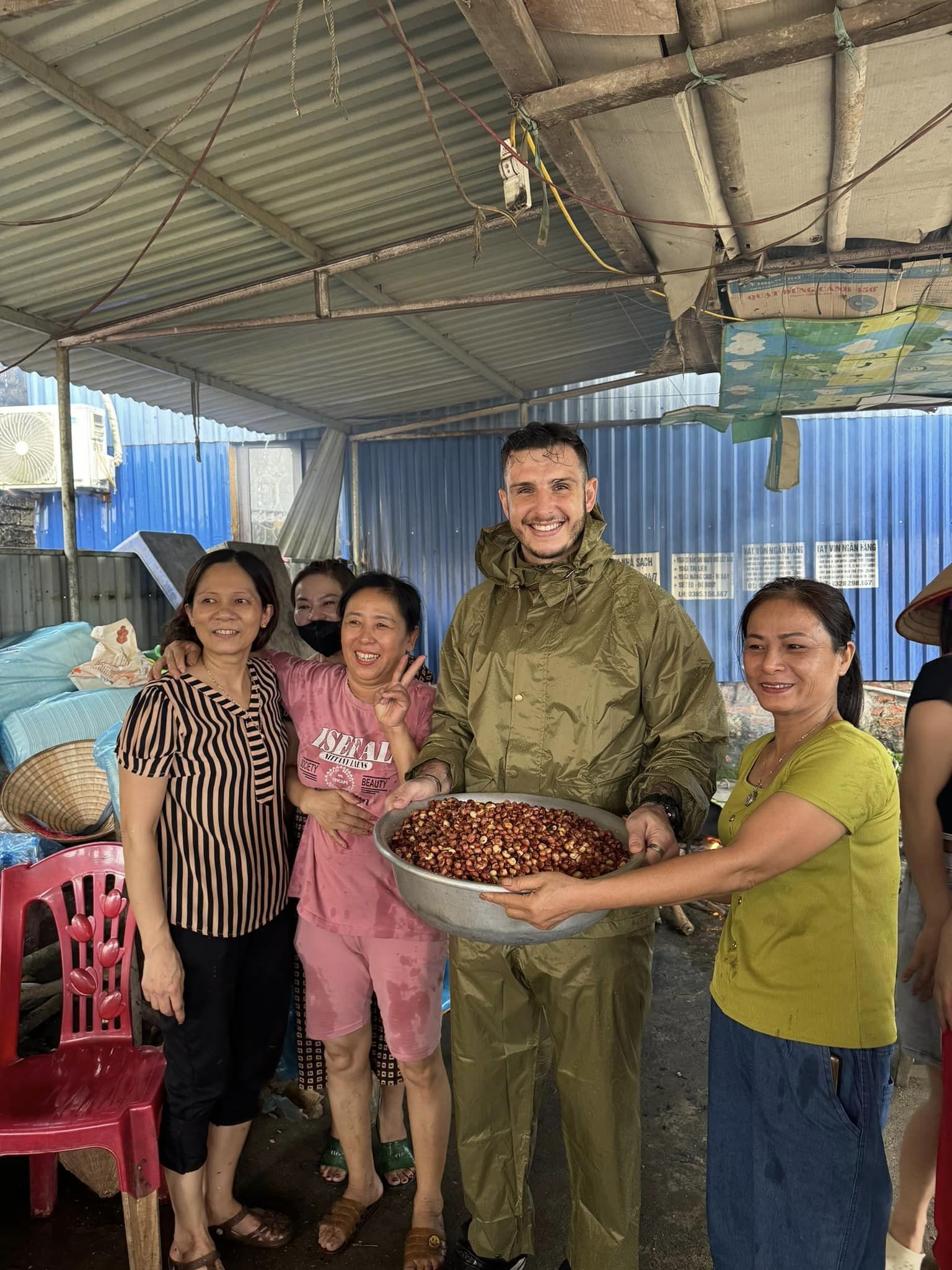  Trước đó, nhiều tình nguyện viên đã giúp đỡ anh chị nhặt rau, rang lạc, đóng gói các nhu yếu phẩm để tiếp tế cho nhiều hộ dân đang bị cô lập vì mưa lũ. (Ảnh: FB Hai em bé lai) 