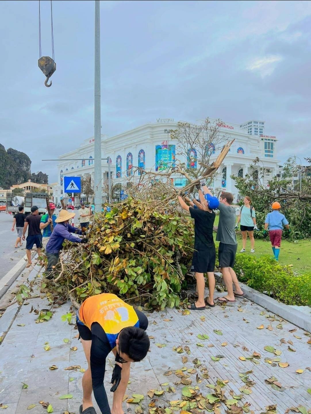 Những hình ảnh được chia sẻ cho thấy các chàng Tây miệt mài khiêng vác, cắt tỉa cành cây và dọn dẹp đường phố. Những hình ảnh được chia sẻ cho thấy các chàng Tây miệt mài khiêng vác, cắt tỉa cành cây và dọn dẹp đường phố.